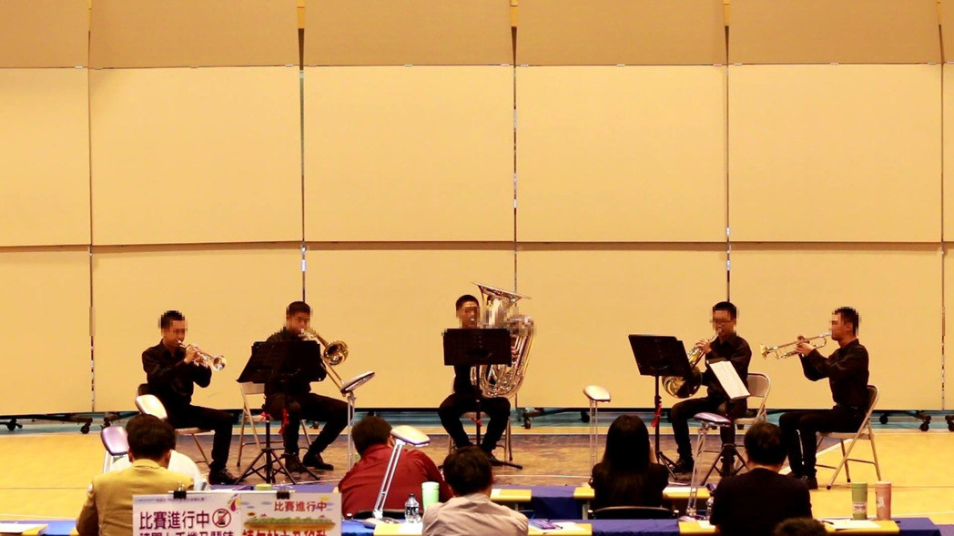 余弘揚（右一）等5名桃園少輔院學生組管樂五重奏，獲今年全國學生音樂賽特優第三名。圖／桃園少輔院提供